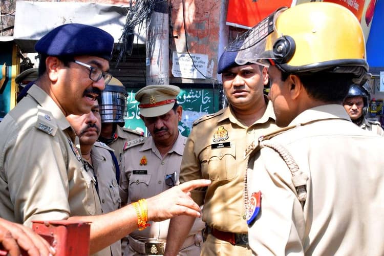 Bareilly Violence: हिंसा के बाद पुलिस का एक्शन, हिरासत में तौकीर रजा का करीबी सहयोगी, ऐसे किया था पुलिस को गुमराह!