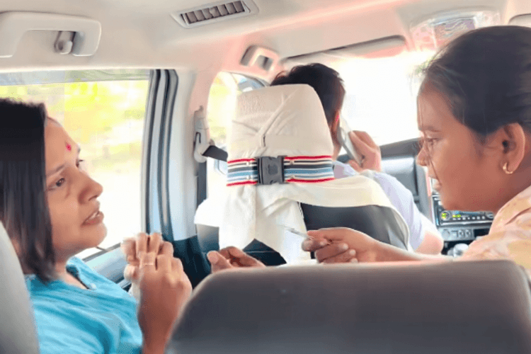 Bhojpuri: सिंगर शिल्पी राज बनी चोर, दिन-दहाड़े निशा पांडे से लूटती दिखी चेन, देखें VIDEO