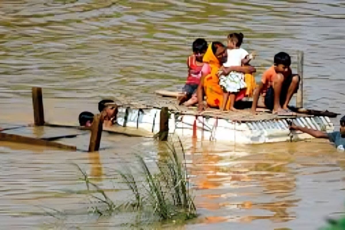 Bihar Flood: कोसी का कहर, घरों से लेकर सड़कों तक निगल गई नदी