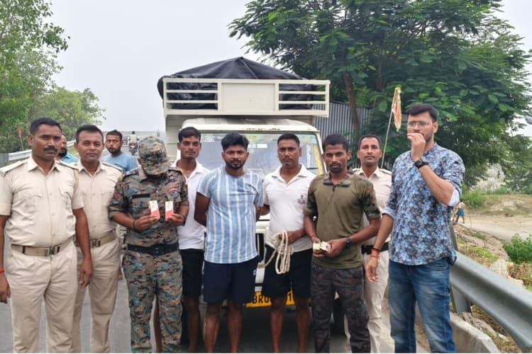 यूपी से बिहार आ रही थी शराब की खेप, पिकअप वैन से 41 पेटी विदेशी शराब के साथ तस्कर गिरफ्तार