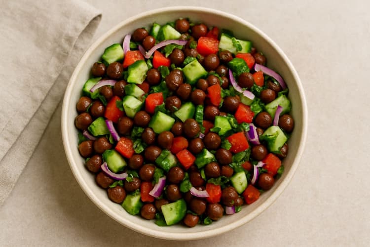 Black Chana Salad Recipe: बाहर के स्नैक्स छोड़ें, मिनटों में तैयार करें हेल्दी और टेस्टी काला चना सलाद