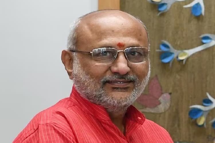CP Radhakrishnan Net Worth: खाते में करोड़ों रुपये फिर भी साधारण जीवन जीते हैं सीपी राधाकृष्णन, जानें कितनी है संपत्ति