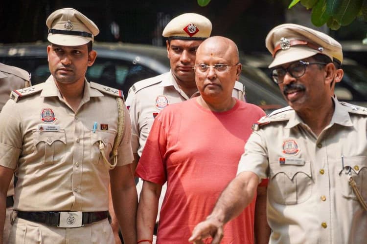 Delhi Molestation Case: छात्राओं के यौन शोषण के आरोपी चैतन्यानंद सरस्वती को 5 दिन की पुलिस कस्टडी