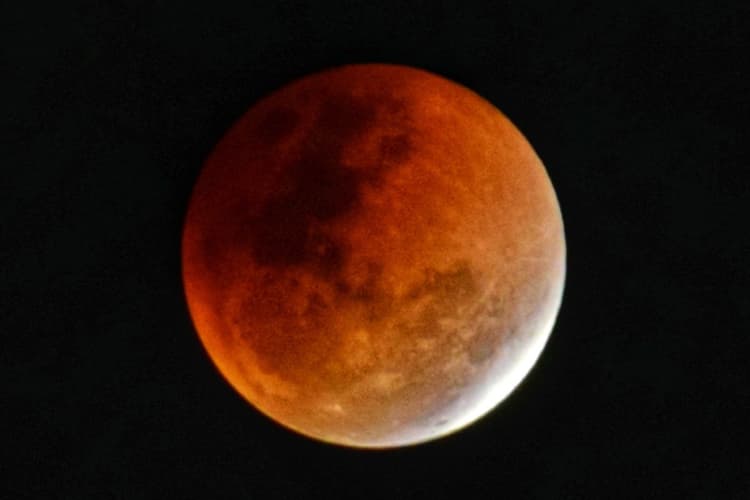 चंद्रग्रहण 2025: स्मार्टफोन पर लाइव देखें खूबसूरत 'ब्लड मून', जानें समय और तरीका