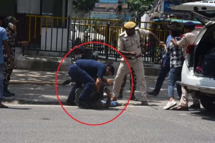 'रॉंग साइड है सर…' सुनकर तिलमिलाए MLC के सुरक्षाकर्मी, पटना पुलिस के सामने ही बिजली कर्मी पर टूट पड़े