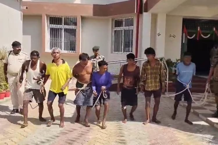 Video: ये हैं बिहार पुलिस पर हमले के 7 आरोपी, कमर में रस्सा और लंगड़ाते हुए थाने से निकले बाहर