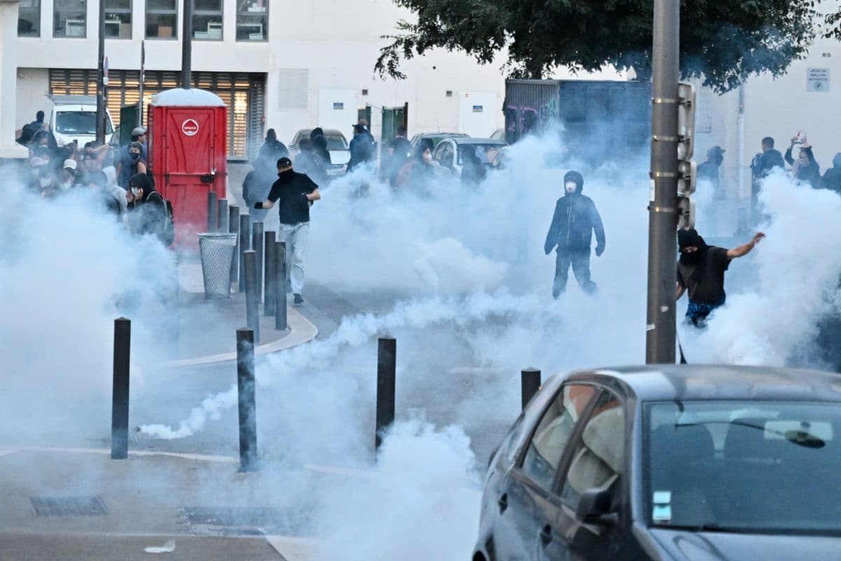 France Violence Reason: फ्रांस में क्यों भड़की हिंसा, क्या बार-बार बदलती सरकारें हैं असंतोष की वजह?