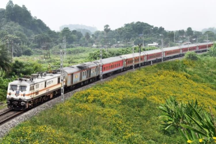 यात्रियों के लिए खुशखबरी! 14 सितंबर से बिहार के इस स्टेशन पर ठहरेगी गांधीधाम स्पेशल