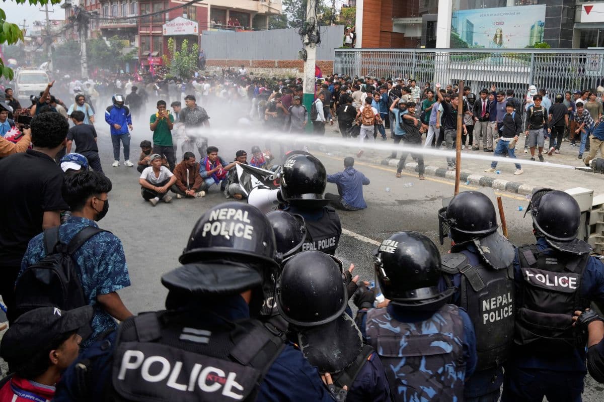 Nepal Gen Z Protest Video: नेपाल के गृह मंत्री ने दिया इस्तीफा, रमेश लेखक ने हिंसा की ली नैतिक जिम्मेदारी