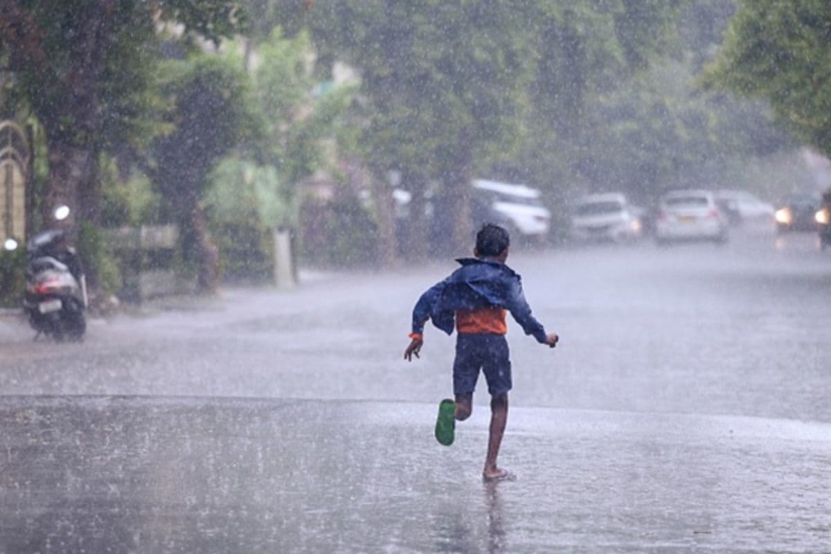 Aaj Bihar Ka Mausam: 8 जिलों में भारी बारिश का अलर्ट, मेघ गर्जन के साथ 40 की रफ्तार से चलेंगी हवाएं