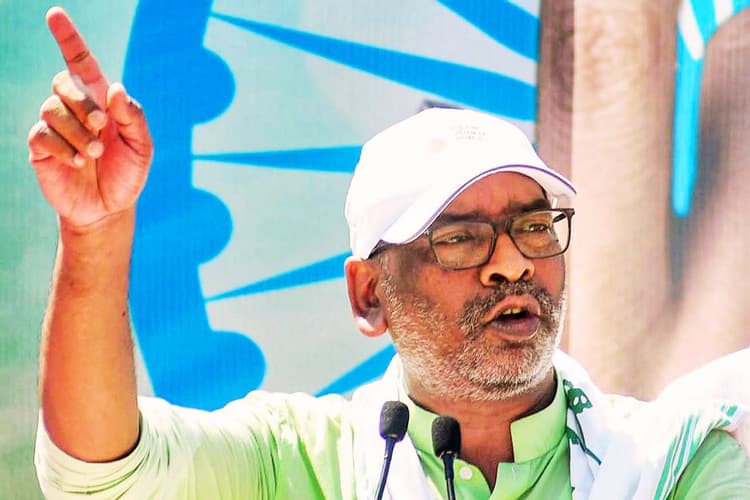 पटना में ‘वोटर अधिकार यात्रा’ रैली में गरजे हेमंत सोरेन, कहा- हमारा वोट संविधान की रक्षा करता है