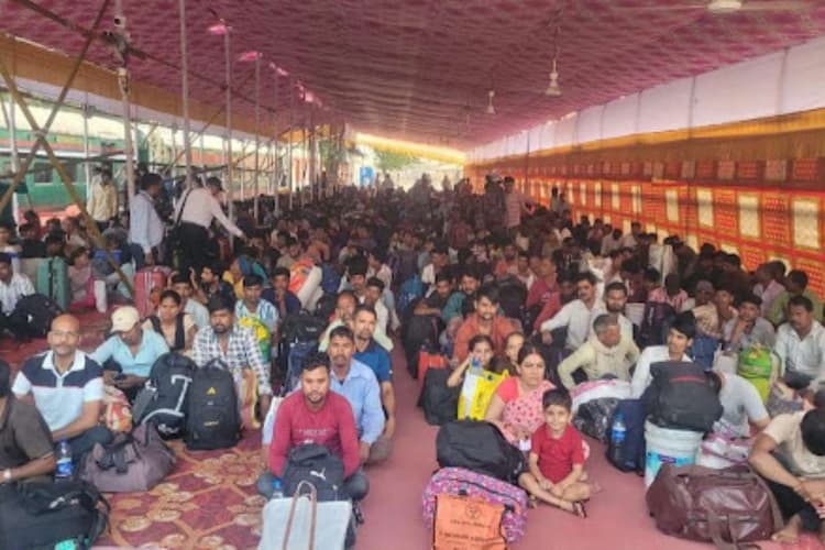 राहत! बिहार के इन 10 स्टेशनों पर बनेंगे होल्डिंग एरिया, यात्रियों को मिलेंगी ये सुविधाएं