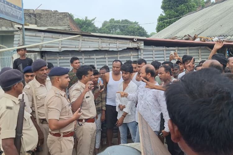 मधेपुरा में बदमाशों की अंधाधुंध फायरिंग, पिता के बदले बेटी को लगी गोली