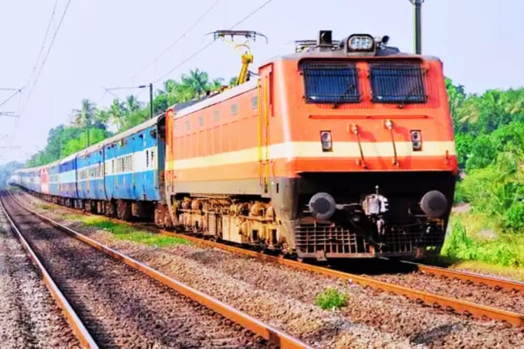 अल्लापुझा-धनबाद एक्सप्रेस का रूट बदला, त्योहार में भीड़ संभालेगी रांची-आरा स्पेशल ट्रेन