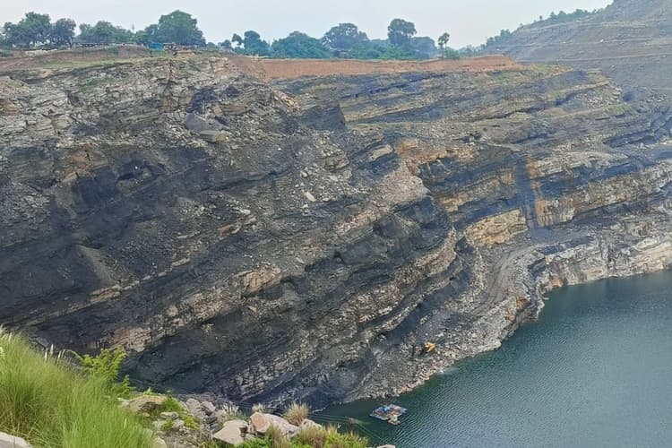 कतरास भू-धंसान हादसा: दूसरे दिन भी चला रेस्क्यू ऑपरेशन, खाई से निकाले गये कुल 7 शव