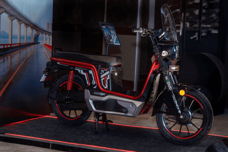 E-Luna Prime: काइनेटिक ग्रीन ने लॉन्च की नयी कम्यूटर बाइक, सिंगल चार्ज पर मिलेगी 140Km की रेंज, जानें किमत