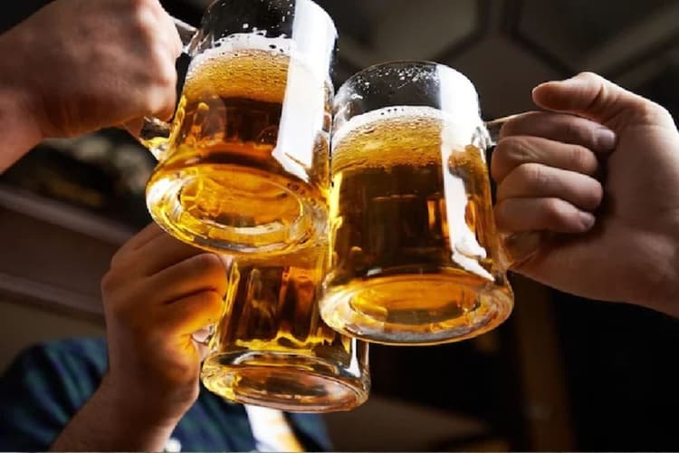 New Liquor Policy: झारखंड में आज से महंगा हुआ देसी शराब और बीयर, जानिए कीमत में कितनी हुई बढ़ोतरी