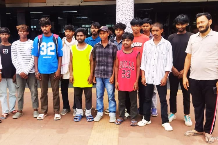 आंध्रप्रदेश में बंधक बनाकर रखे गये बोकारो के 13 श्रमिकों को छुड़ाया गया, सभी अपने घर लौटे