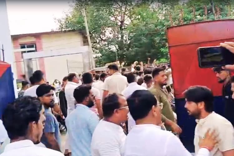 रामकिंकर पांडेय के फेसबुक पोस्ट से मुस्लिम समुदाय में आक्रोश, पुलिस ने भाजपा नेता को हिरासत में लिया