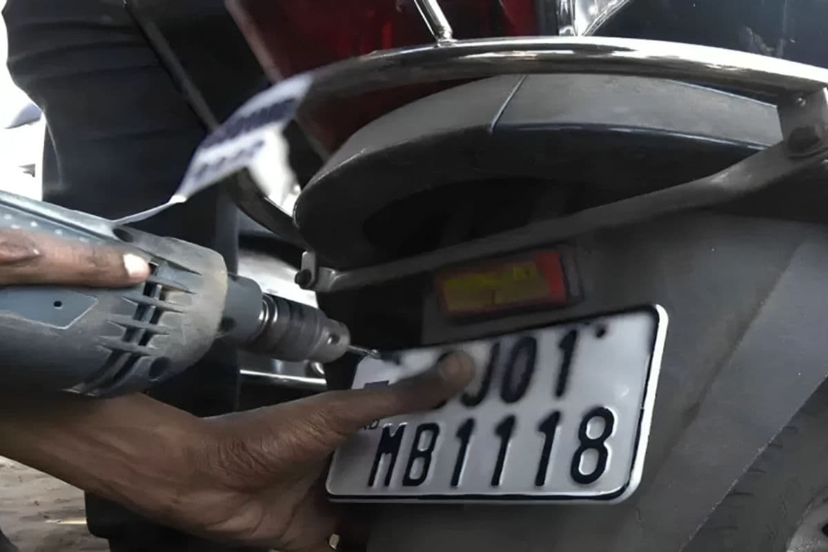 Vehicle Number Plate: पुरानी नंबर प्लेट पर लगेगी रोक, HSRP के बिना नहीं चलेगी गाड़ी