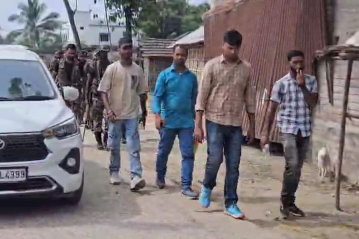 पुलवामा कनेक्शन पर कटिहार में NIA की ताबड़तोड़ रेड, इकबाल और मुतालिब गिरफ्तार, आतंकी कनेक्शन की आशंका पुलवामा कनेक्शन पर कटिहार में NIA की ताबड़तोड़ रेड, इकबाल और मुतालिब गिरफ्तार, आतंकी कनेक्शन की आशंका