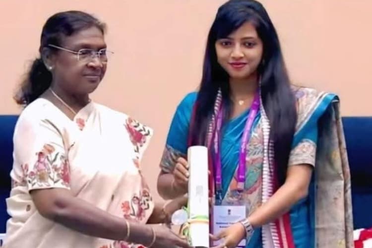 National Teachers Award 2025: बिहार का गर्व बनीं निधि कुमारी, पिता का हाथ थामकर पहुंची नेशनल टीचर्स अवॉर्ड लेने