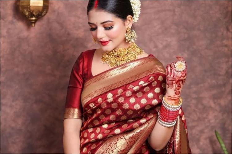 Latest Navratri Red Saree Designs: नवरात्रि के लिए लेटेस्ट रेड साड़ी डिजाइन जो आपके लुक को बनाएंगे परफेक्ट