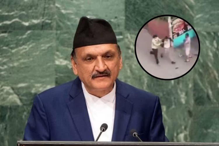 नेपाल के वित्त मंत्री को दौड़ा-दौड़ाकर बरसाए लात-घूसे, सड़कों पर ‘केपी चोर देश छोड़’ के गूंजे नारे