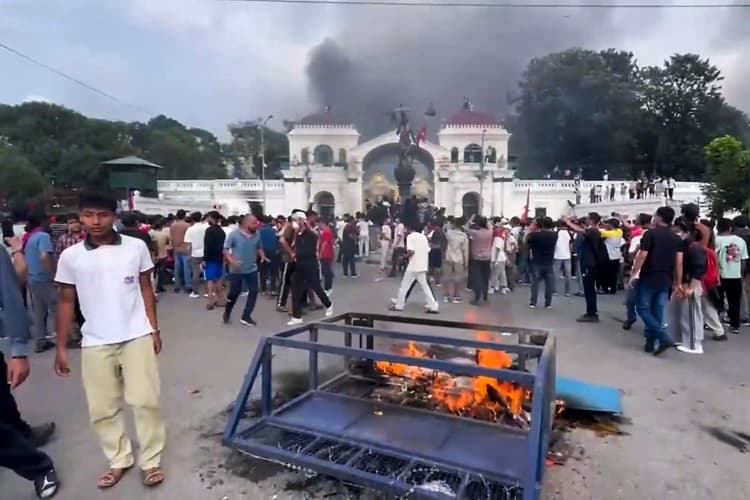 Gen Z Protests Nepal: नेपाल के पूर्व पीएम की पत्नी को प्रदर्शनकारियों ने जिंदा जलाया, सरकारी इमारतें आग के हवाले