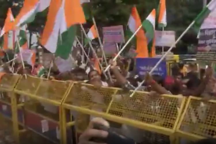 Patna News: पटना में पुलिस भर्ती को लेकर अभ्यर्थियों का प्रदर्शन, डाकबंगला चौराहे पर बैरिकेडिंग, CM हाउस की बढ़ाई सुरक्षा