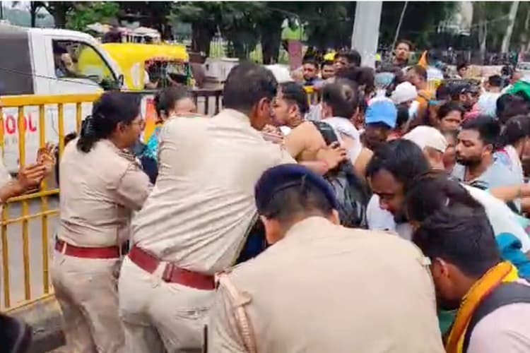 पटना में बर्खास्त संविदा कर्मियों पर पुलिस ने किया लाठीचार्ज, समान वेतन की मांग पर मचा हंगामा