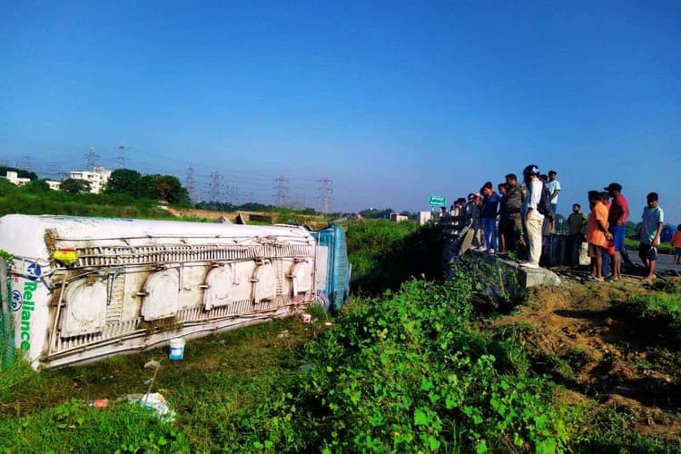 रांची में अनियंत्रित टैंकर रेलिंग तोड़कर पुल के नीचे खेत में गिरा, मची पेट्रोल की लूट