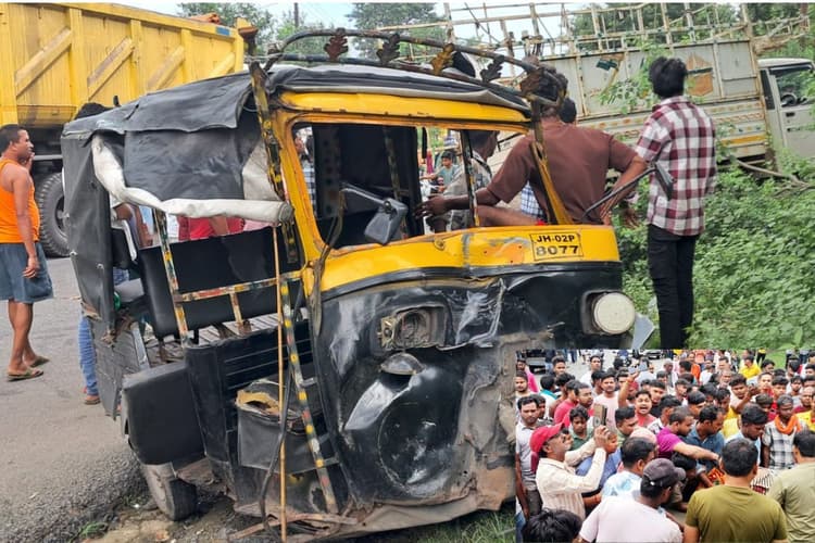 Road Accident: रामगढ़ के रजरप्पा मंदिर जा रहे श्रद्धालुओं से भरा ऑटो पलटने से ड्राइवर की मौत, बिहार के नौ श्रद्धालु घायल
