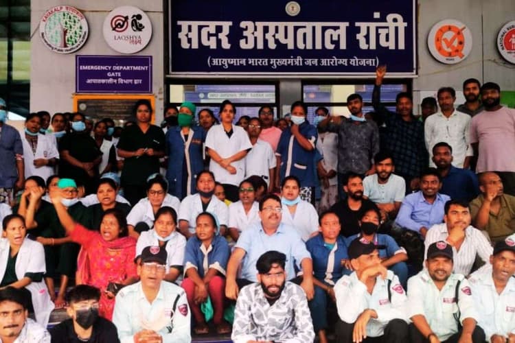 रांची के सदर अस्पताल में बवाल, परची कटाने कहा, तो भड़के परिजन, डॉक्टर और स्टाफ से की बदतमीजी, 4 हिरासत में