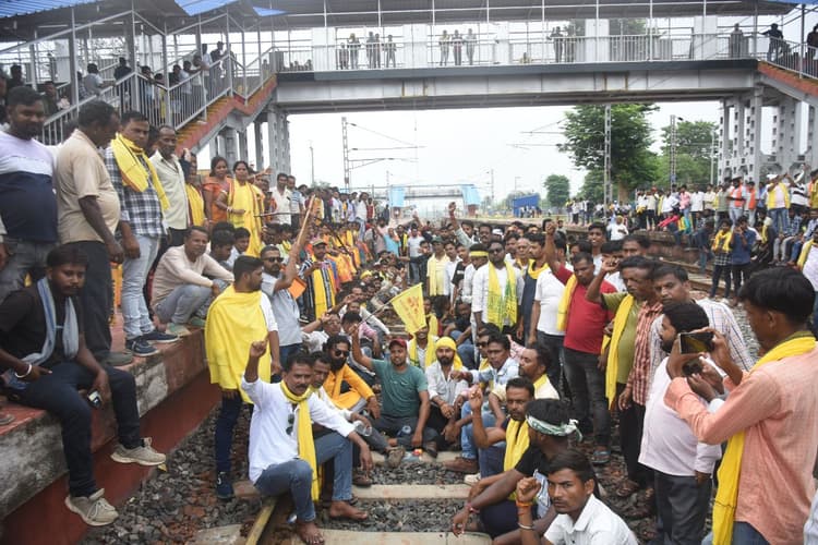 Kurmi Andolan: वंदेभारत एक्सप्रेस समेत कई ट्रेनें घंटों रुकी रहीं, फंसे रहे यात्री, टाटानगर स्टेशन पर जमकर हंगामा