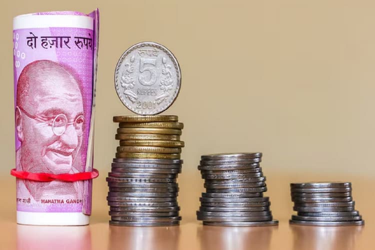 सेविंग्स और इन्वेस्टमेंट स्कीम में दनादन पैसा लगा रहे लोग, टैक्स छूट का उठा रहे फायदा