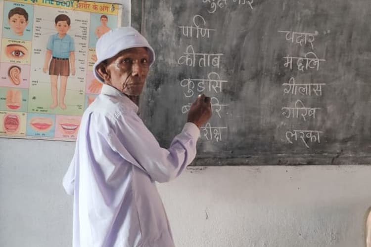 गांव के बुनियादी शिक्षक: आज भी बच्चों को मुफ्त पढ़ा रहे 80 वर्षीय झब्बूलाल, रोकने पर भी पहुंच जाते हैं स्कूल