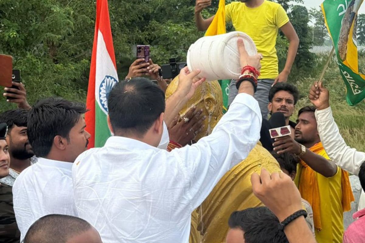 गांधी प्रतिमा पर भाजपा का झंडा और पट्टा लगाने पर बवाल, तेजप्रताप ने गंगाजल से धोकर किया ‘शुद्ध’