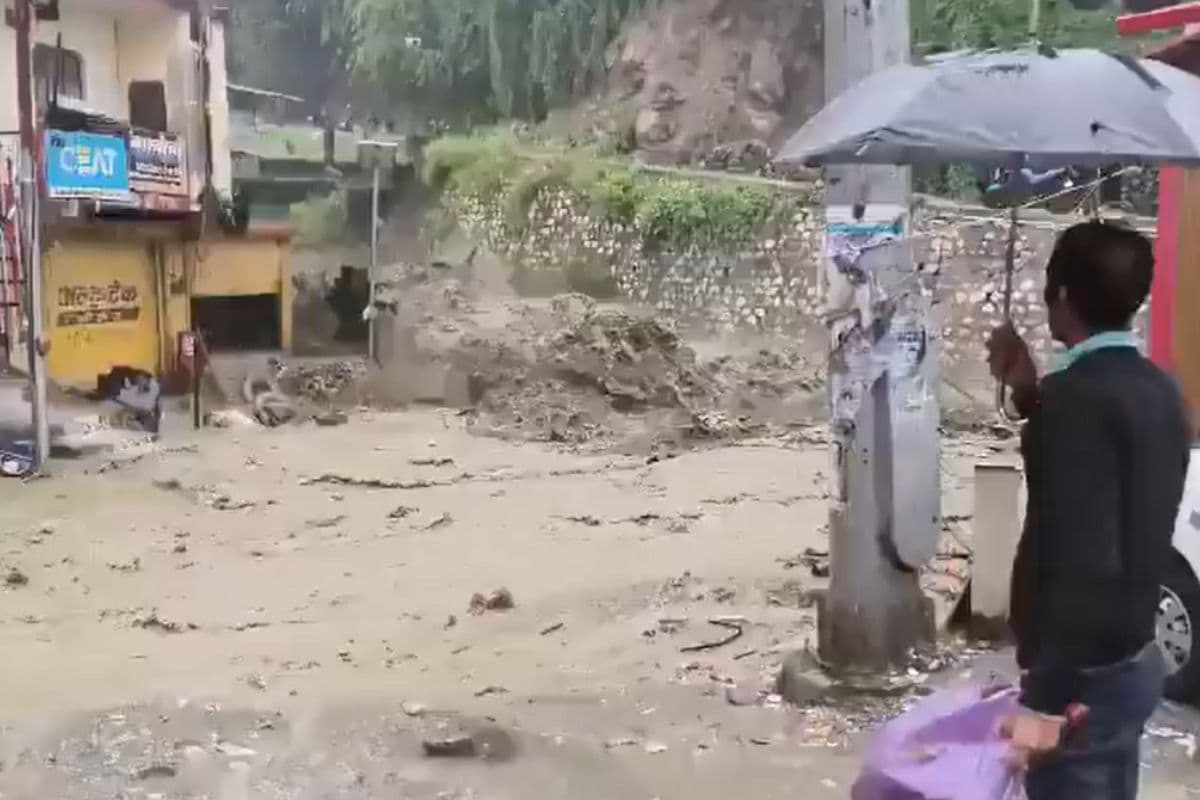 Uttarkashi Cloudburst Video: उत्तरकाशी के नौगांव में बादल फटा, घर छोड़कर भागे लोग, सामने आया खौफनाक वीडियो