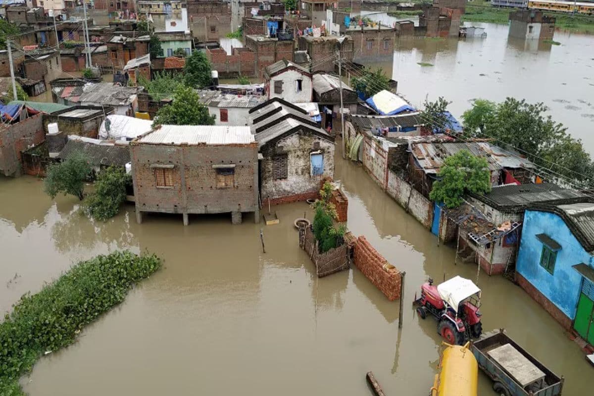 बिहार के इस जिले में अभी भी जलकैदी हैं ग्रामीण, छतों पर काट रहे जिंदगी