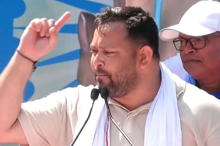 Voter Adhikar Yatra: पटना में मंच से खूब गरजे तेजस्वी, बोले- 'ये लोग बिहारियों को ठगने आए हैं…'