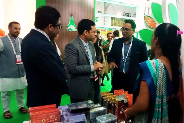 झारखंड पवेलियन में लोगों को लुभा रहे रागी के लड्डू, मशरूम का अचार