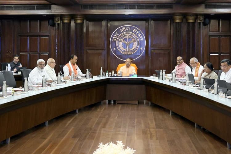 यूपी कैबिनेट की अहम बैठक: 15 प्रस्तावों को हरी झंडी, ई-बस से बदलेगा शहरों का सफर, आउटसोर्स भर्ती प्रक्रिया में क्रांतिकारी बदलाव