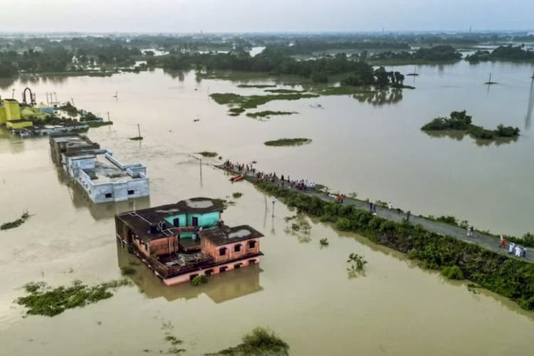बिहार में बाढ़ का कहर: भागलपुर में तेज बहाव में बहा युवक, साइकिल व शव बरामद