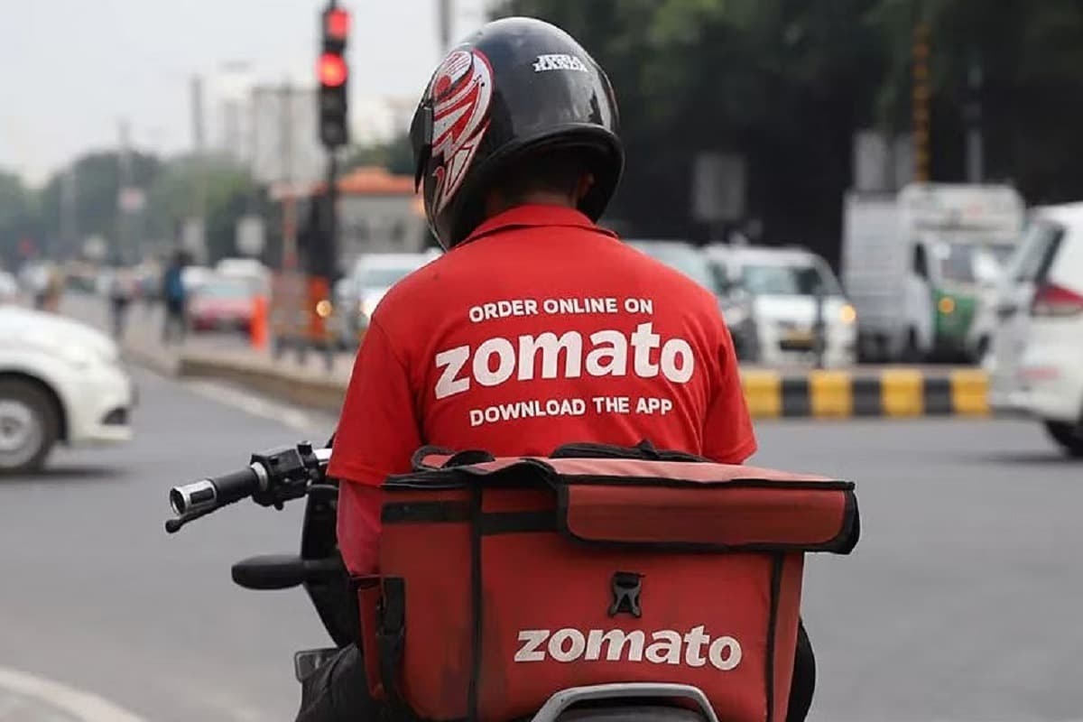 Zomato से फूड ऑर्डर करना पड़ेगा महंगा, कंपनी ने 20% बढ़ाई प्लेटफॉर्म फीस