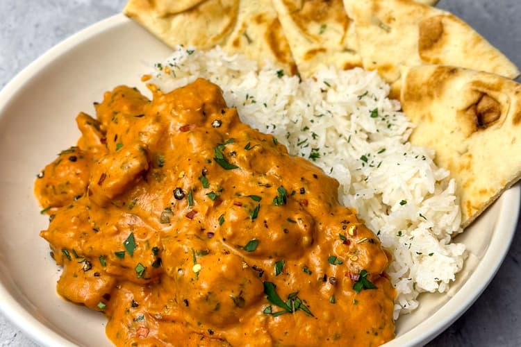 Butter Chicken Recipe: चिकन को दीजिए पंजाब का तड़का, झटपट बनाइए नान के साथ बटर चिकन