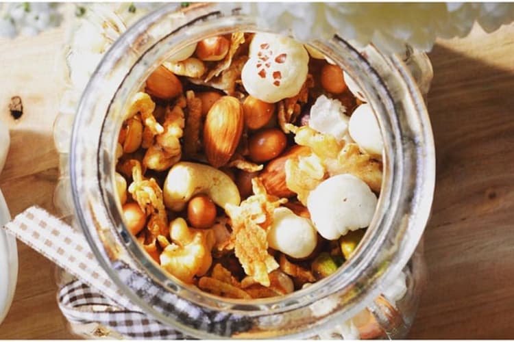 Navratri Special Falahari Namkeen: बिना तला, बिना झंझट, नवरात्रि के लिए बनाएं आसान फलाहारी नाश्ता