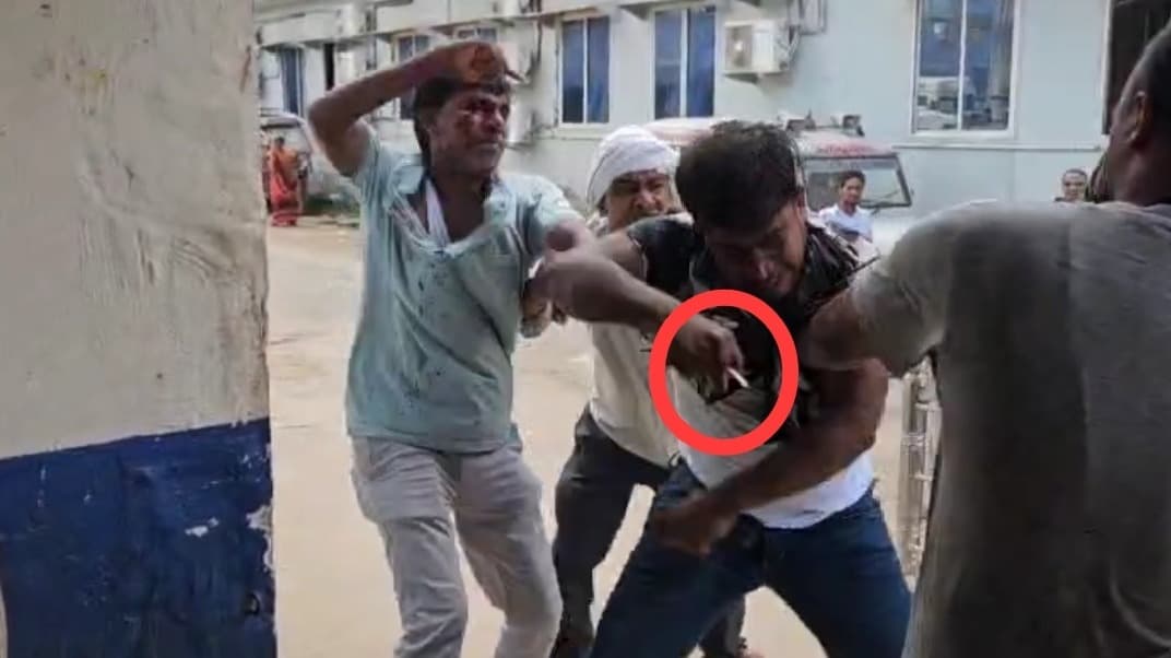 भाई व भतीजे ने रेडक्रॉस एंबुलेंस ड्राइवर को पीटाहेलमेट-चाभी से एंबुलेंस ड्राइवर पर हमला