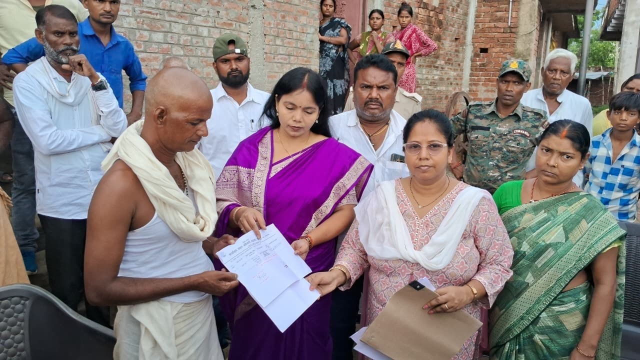 ठनका गिरने से मृत तीन महिलाओं के आश्रितों को दी गयी मुआवजा राशि