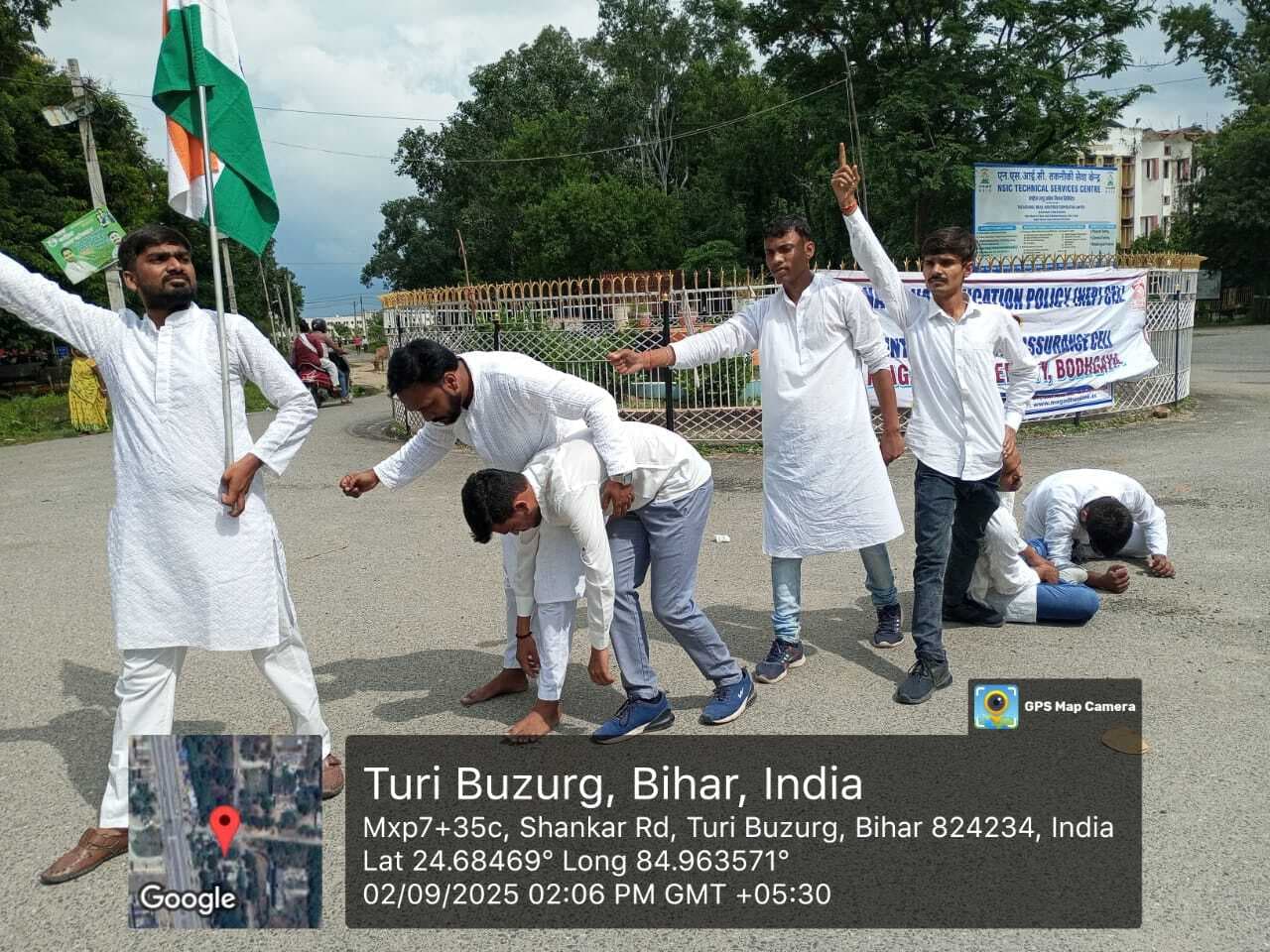 छात्रों ने नुक्कड़ नाटक से याद किये आजादी के सात शहीद